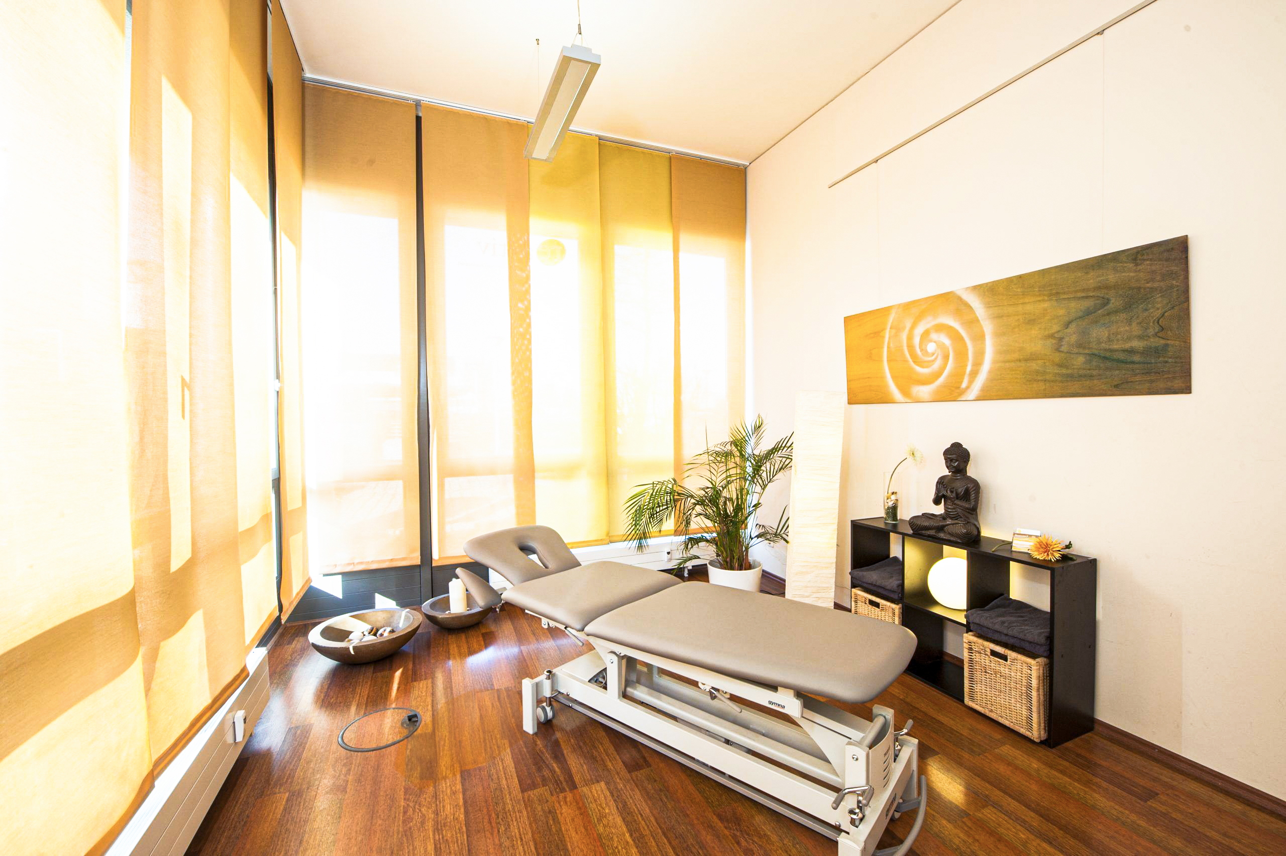 Behandlungsraum in der Physiotherapie-Praxis reaktiv